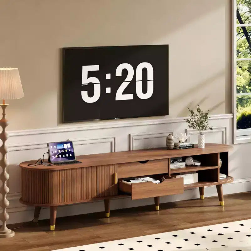 Meuble TV ovale cannelé en bois avec station de recharge pour TV jusqu'à 80", console média de style Mid-Century avec porte coulissante à tambour, noyer