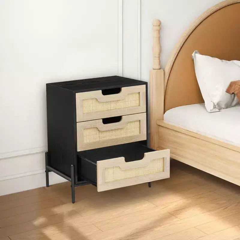Table de chevet à 3 tiroirs en rotin avec cadre noir, table de nuit avec façades de tiroirs en rotin pour chambre à coucher