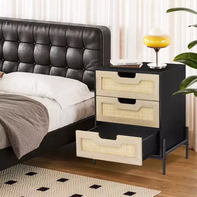 Table de chevet à 3 tiroirs en rotin avec cadre noir, table de nuit avec façades de tiroirs en rotin pour chambre à coucher
