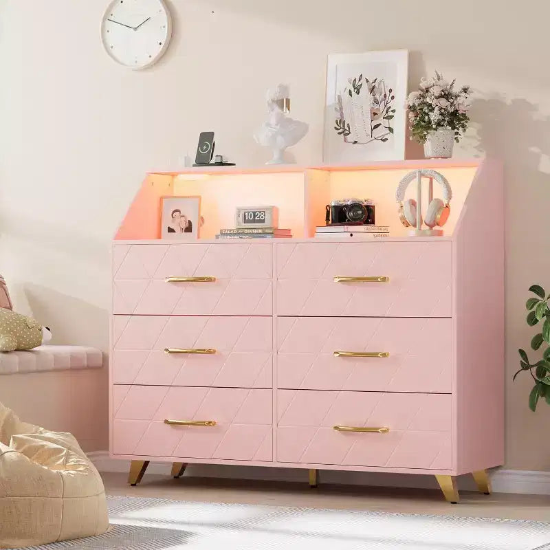 Commode à 6 tiroirs avec station de charge, façade géométrique et pieds dorés, armoire de rangement moderne pour chambre, salon, entrée